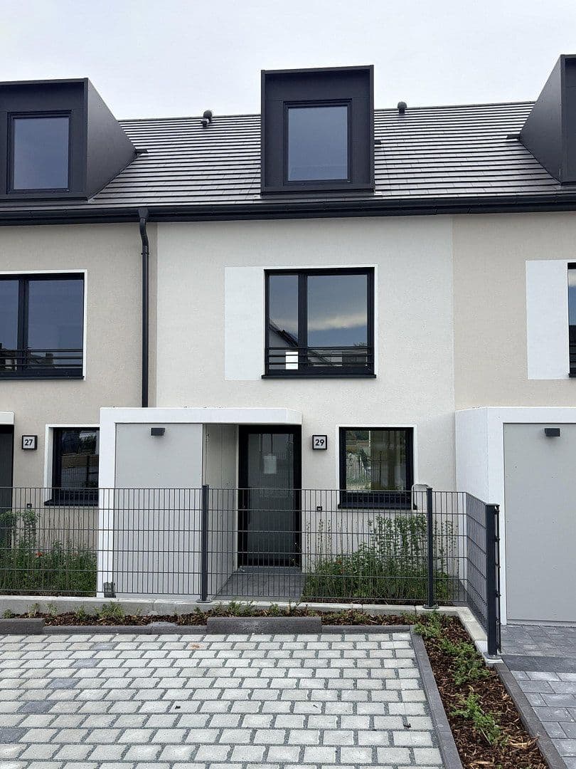 Prenájom domu 145 m², pozemek 115 m², Lilienstrasse 29., Stein, Bavorsko Prenájom domu 145 m², pozemek 115 m², Lilienstrasse 29., Stein, Bavorsko