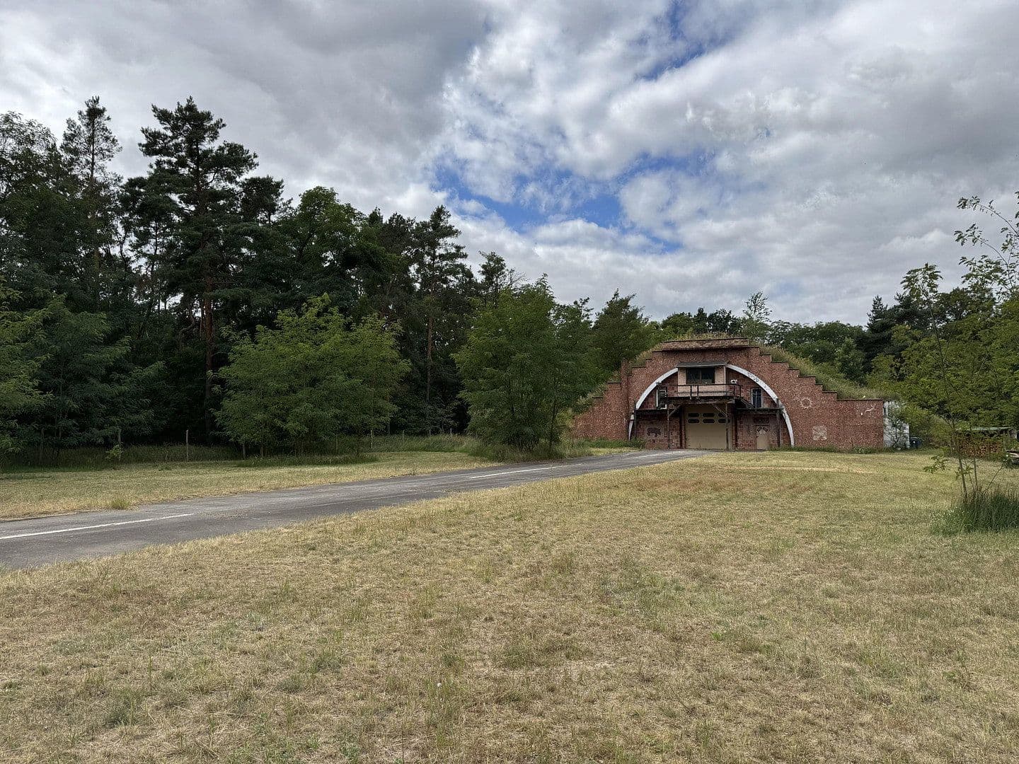 Predaj nebytového priestoru 5.404 m², Zur Alten Landebahn 8, Neuhardenberg, Brandenbursko Predaj nebytového priestoru 5.404 m², Zur Alten Landebahn 8, Neuhardenberg, Brandenbursko