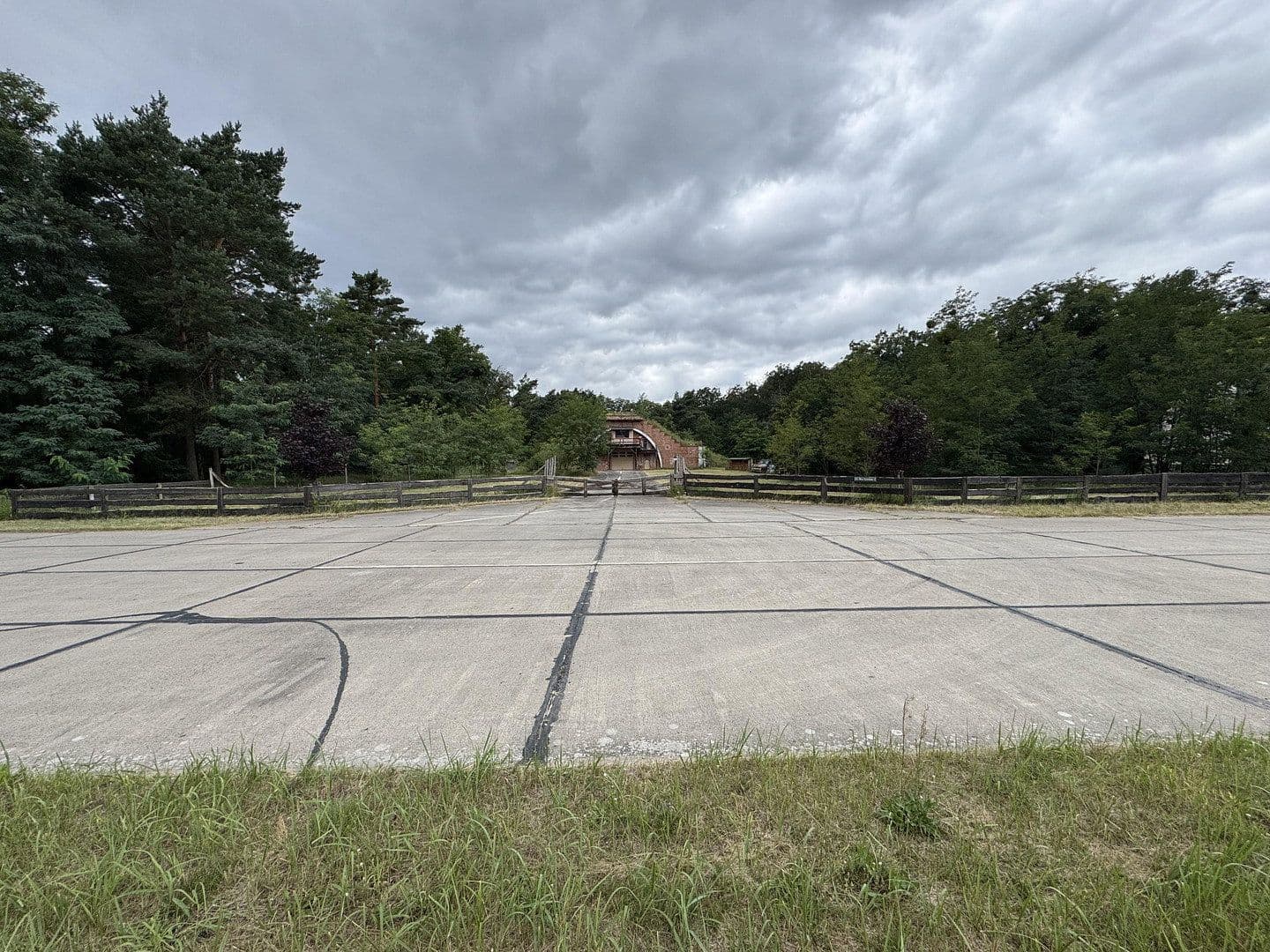 Predaj nebytového priestoru 5.404 m², Zur Alten Landebahn 8, Neuhardenberg, Brandenbursko Predaj nebytového priestoru 5.404 m², Zur Alten Landebahn 8, Neuhardenberg, Brandenbursko