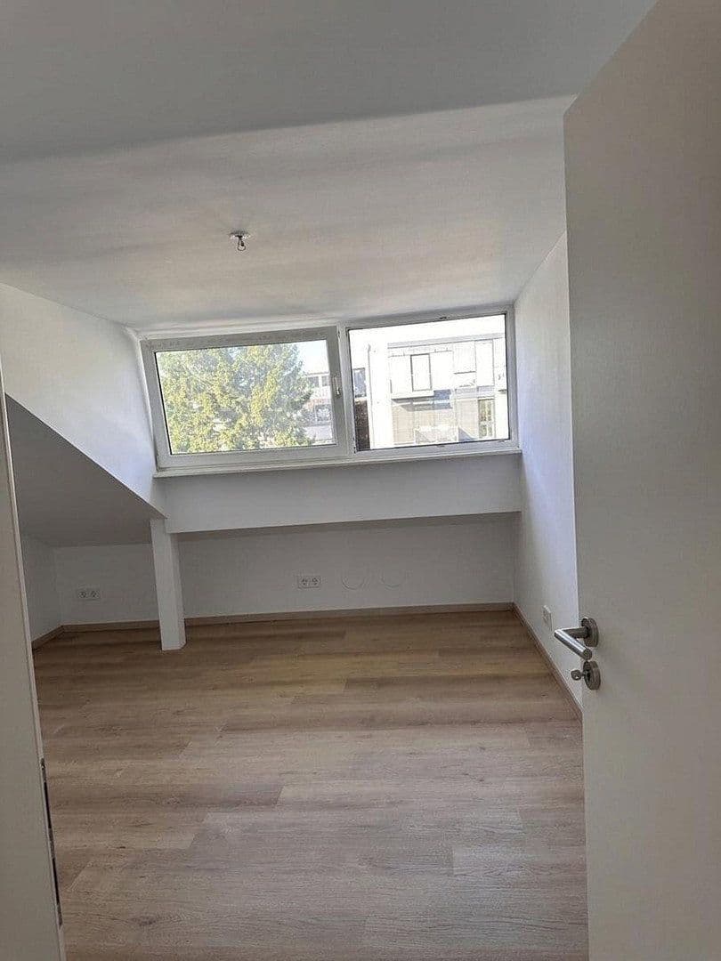 Prenájom bytu 4-izbový 72 m², Köln, Severné Porýnie - Westfálsko Prenájom bytu 4-izbový 72 m², Köln, Severné Porýnie - Westfálsko