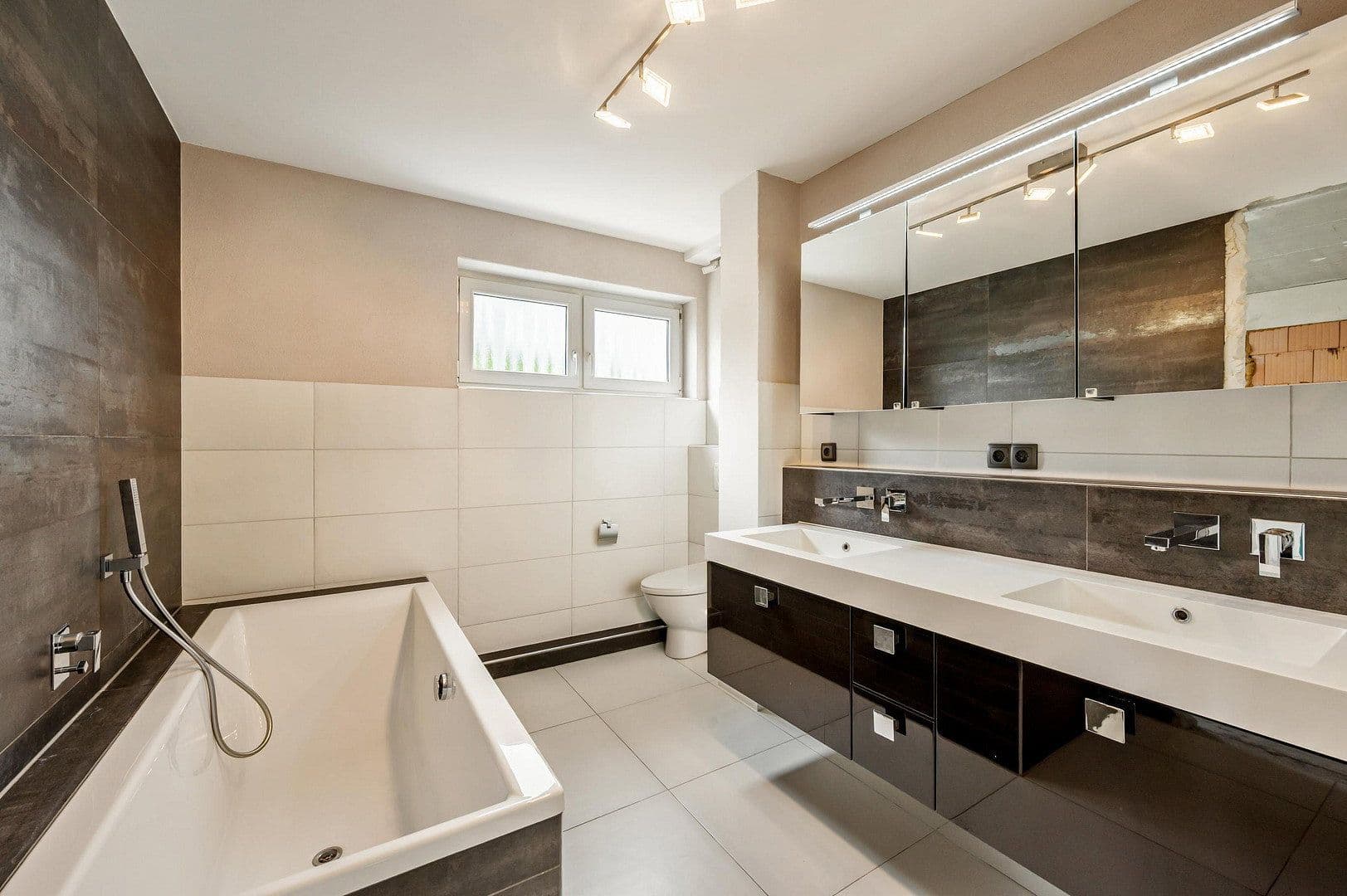 Predaj domu 141 m², pozemek 224 m², In der Wolfskaute 23, Weiterstadt, Hesensko Predaj domu 141 m², pozemek 224 m², In der Wolfskaute 23, Weiterstadt, Hesensko