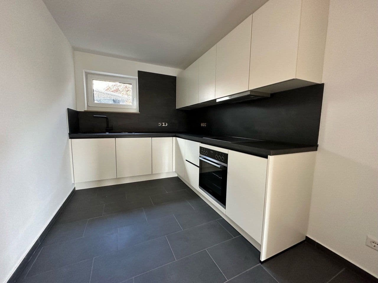 Prenájom bytu 3-izbový 79 m², Esslingen am Neckar, Bádensko-Wurttembersko Prenájom bytu 3-izbový 79 m², Esslingen am Neckar, Bádensko-Wurttembersko
