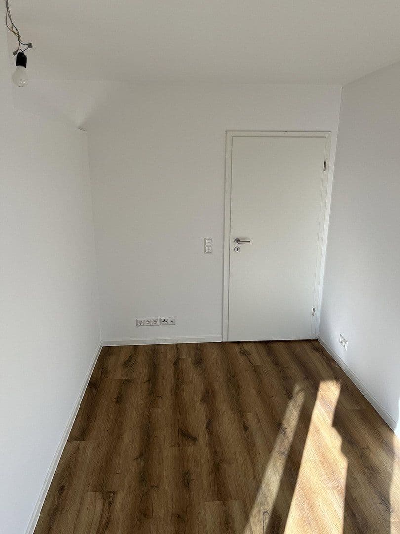 Prenájom bytu 3-izbový 79 m², Esslingen am Neckar, Bádensko-Wurttembersko Prenájom bytu 3-izbový 79 m², Esslingen am Neckar, Bádensko-Wurttembersko