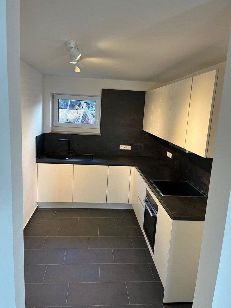Prenájom bytu 3-izbový 79 m², Esslingen am Neckar, Bádensko-Wurttembersko Prenájom bytu 3-izbový 79 m², Esslingen am Neckar, Bádensko-Wurttembersko
