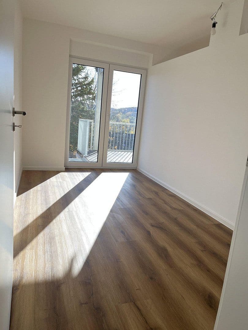 Prenájom bytu 3-izbový 79 m², Esslingen am Neckar, Bádensko-Wurttembersko Prenájom bytu 3-izbový 79 m², Esslingen am Neckar, Bádensko-Wurttembersko