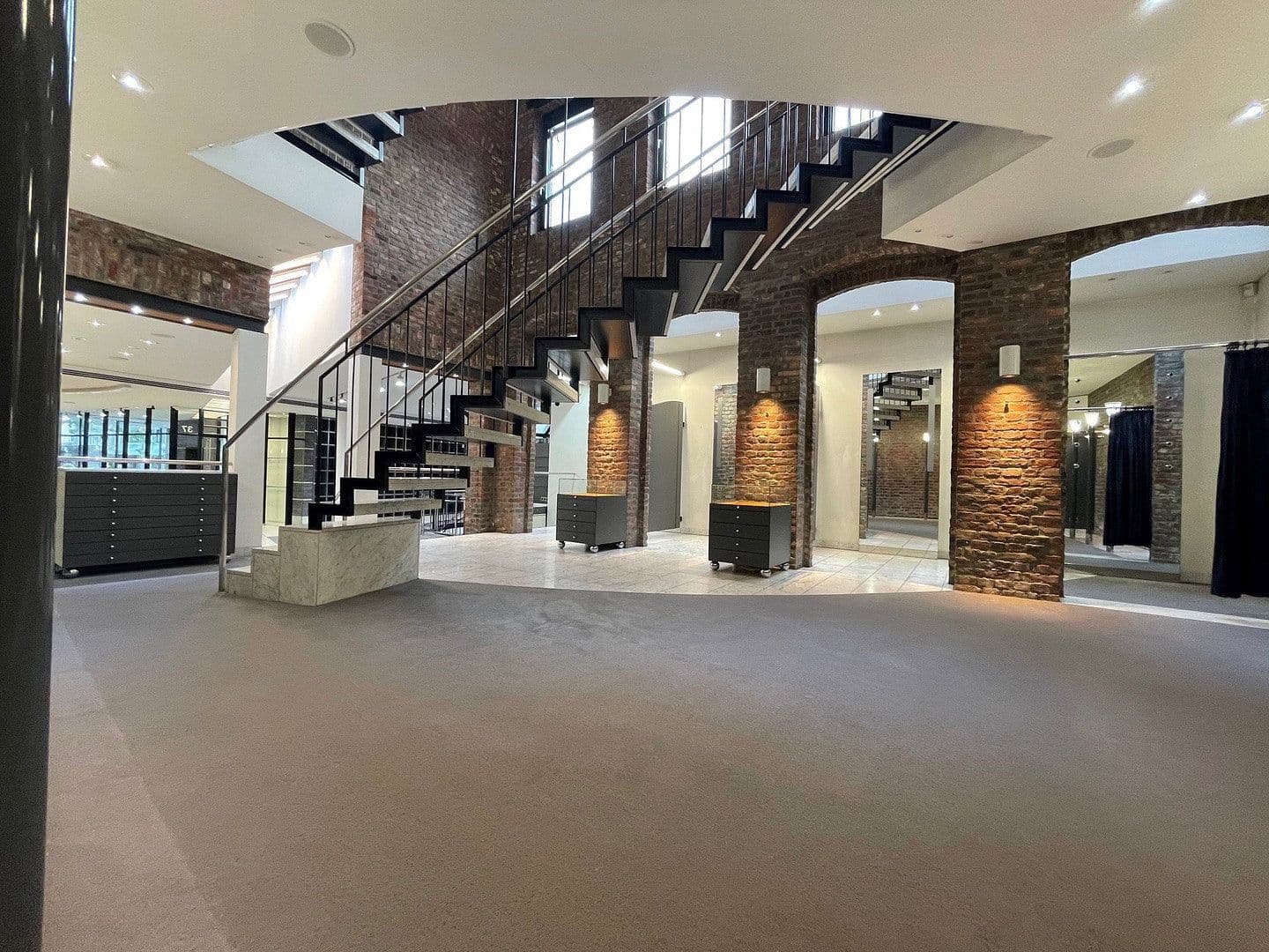Prenájom nebytového priestoru 350 m², Mönchengladbach-Rheydt, Severné Porýnie - Westfálsko Prenájom nebytového priestoru 350 m², Mönchengladbach-Rheydt, Severné Porýnie - Westfálsko