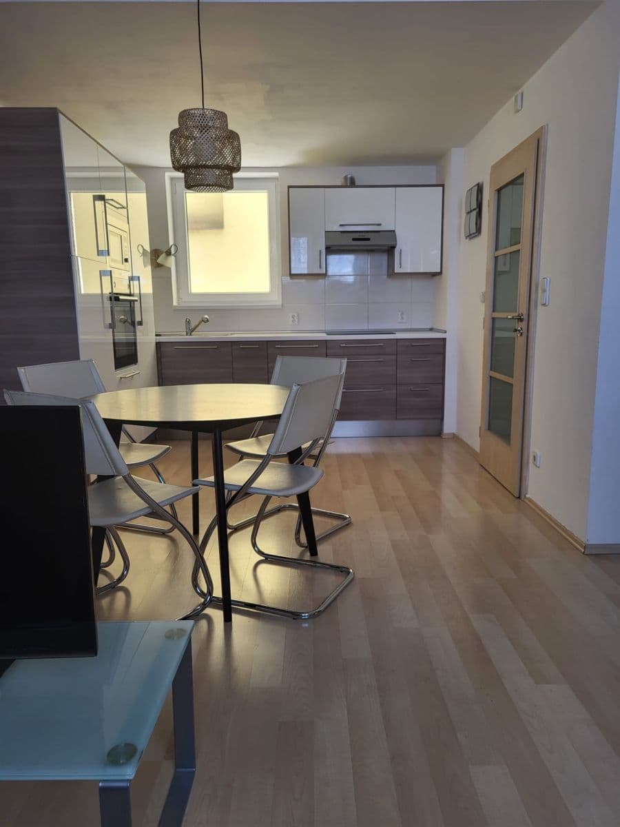 Prenájom bytu 2-izbový 55 m², Osadní, Praha, Praha Prenájom bytu 2-izbový 55 m², Osadní, Praha, Praha