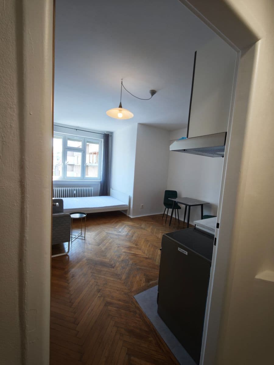 Prenájom bytu 1-izbový 28 m², Komunardů, Praha, Praha Prenájom bytu 1-izbový 28 m², Komunardů, Praha, Praha