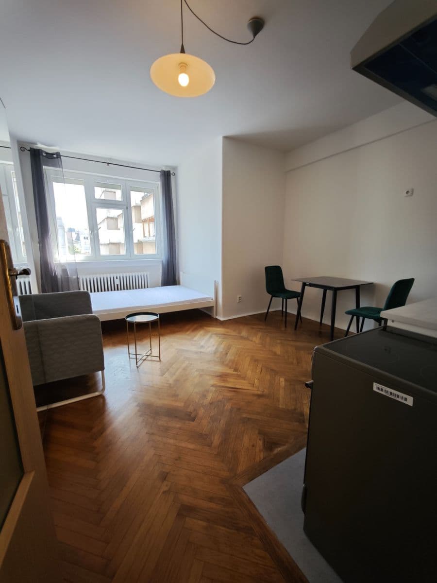 Prenájom bytu 1-izbový 28 m², Komunardů, Praha, Praha Prenájom bytu 1-izbový 28 m², Komunardů, Praha, Praha