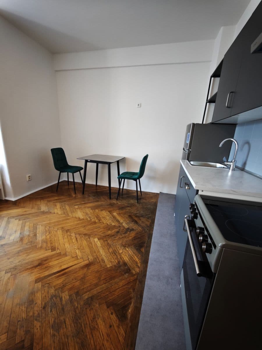 Prenájom bytu 1-izbový 28 m², Komunardů, Praha, Praha Prenájom bytu 1-izbový 28 m², Komunardů, Praha, Praha