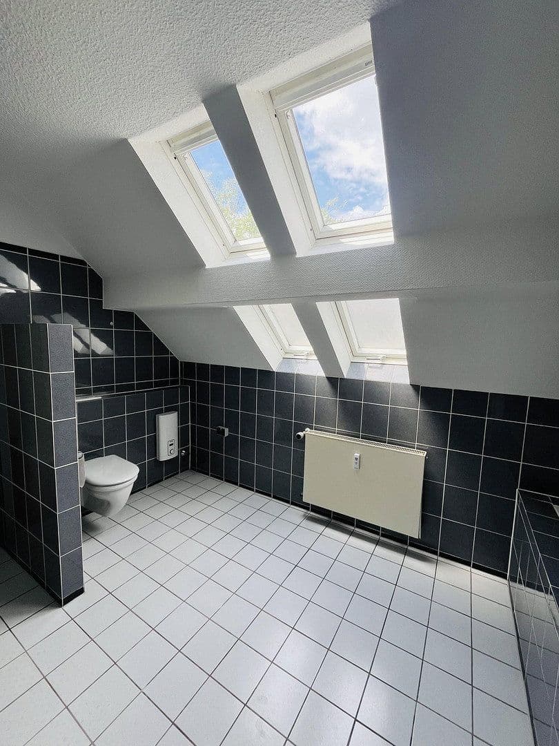Prenájom bytu 3-izbový 165 m², Moselstraße 9, Duisburg, Severné Porýnie - Westfálsko Prenájom bytu 3-izbový 165 m², Moselstraße 9, Duisburg, Severné Porýnie - Westfálsko
