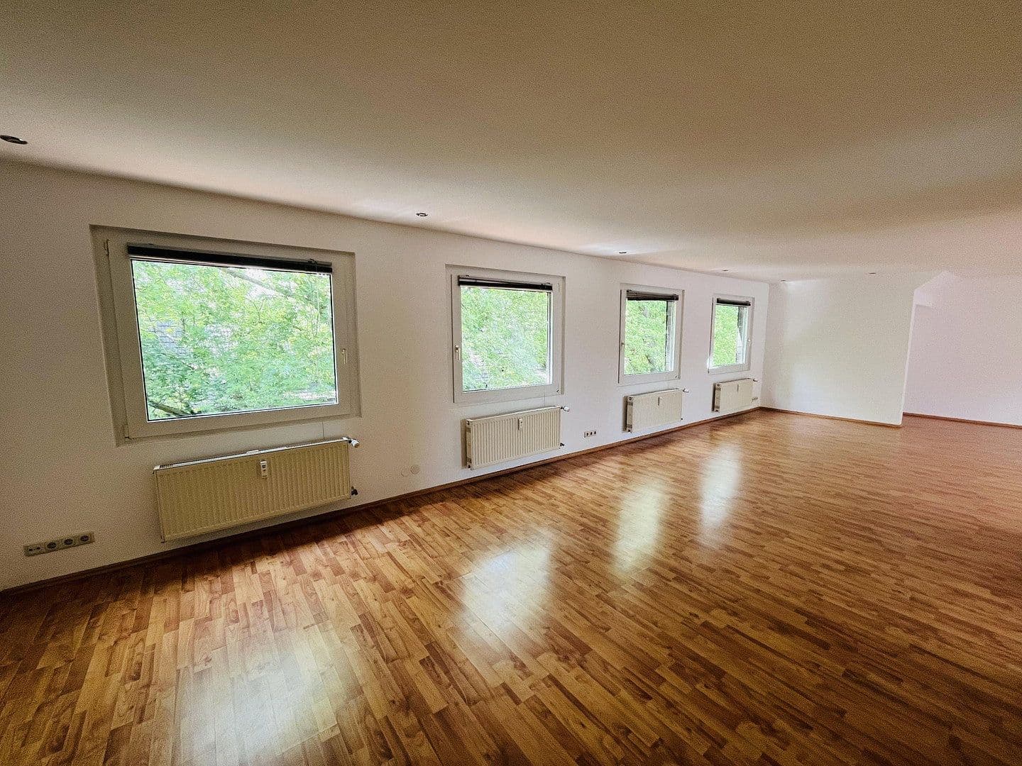 Prenájom bytu 3-izbový 165 m², Moselstraße 9, Duisburg, Severné Porýnie - Westfálsko Prenájom bytu 3-izbový 165 m², Moselstraße 9, Duisburg, Severné Porýnie - Westfálsko