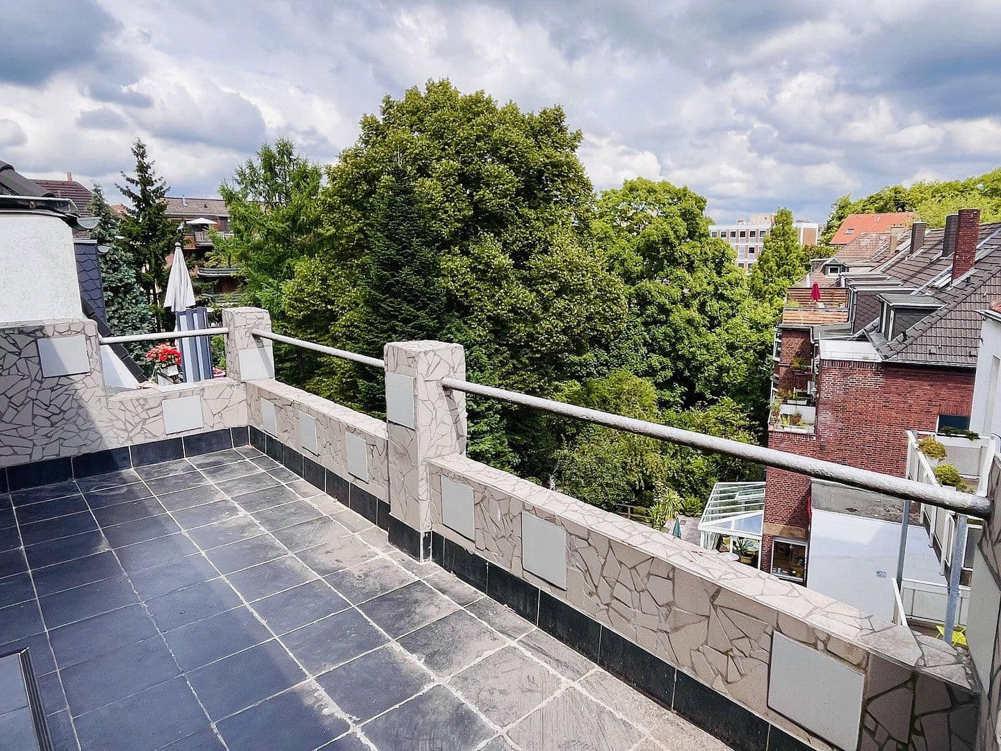 Prenájom bytu 3-izbový 165 m², Moselstraße 9, Duisburg, Severné Porýnie - Westfálsko Prenájom bytu 3-izbový 165 m², Moselstraße 9, Duisburg, Severné Porýnie - Westfálsko