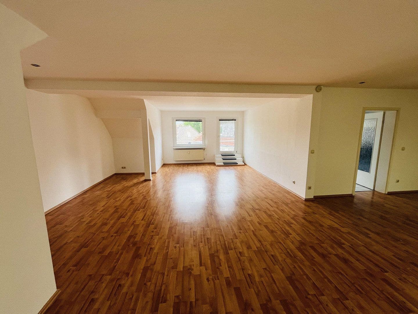 Prenájom bytu 3-izbový 165 m², Moselstraße 9, Duisburg, Severné Porýnie - Westfálsko Prenájom bytu 3-izbový 165 m², Moselstraße 9, Duisburg, Severné Porýnie - Westfálsko