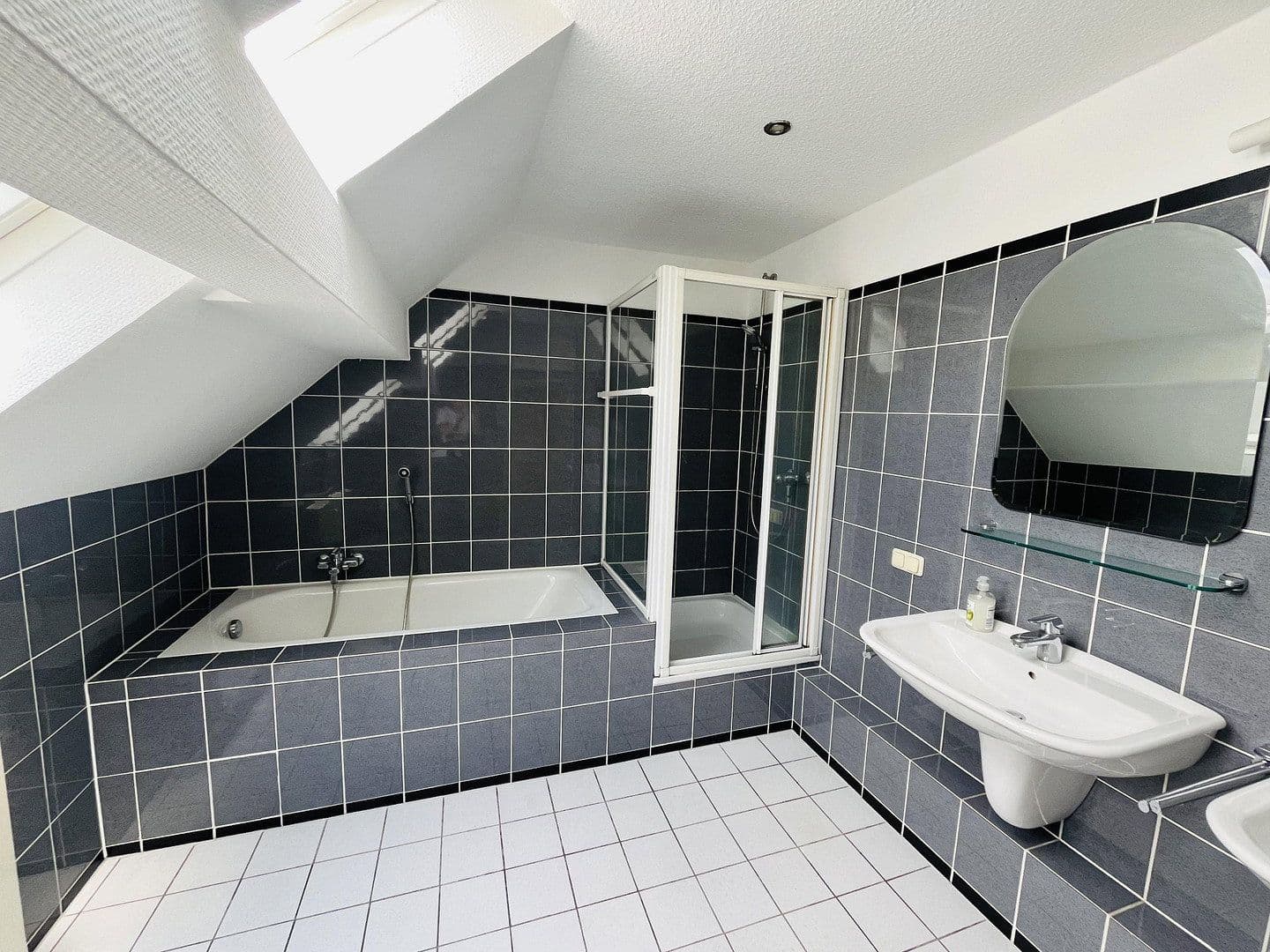 Prenájom bytu 3-izbový 165 m², Moselstraße 9, Duisburg, Severné Porýnie - Westfálsko Prenájom bytu 3-izbový 165 m², Moselstraße 9, Duisburg, Severné Porýnie - Westfálsko