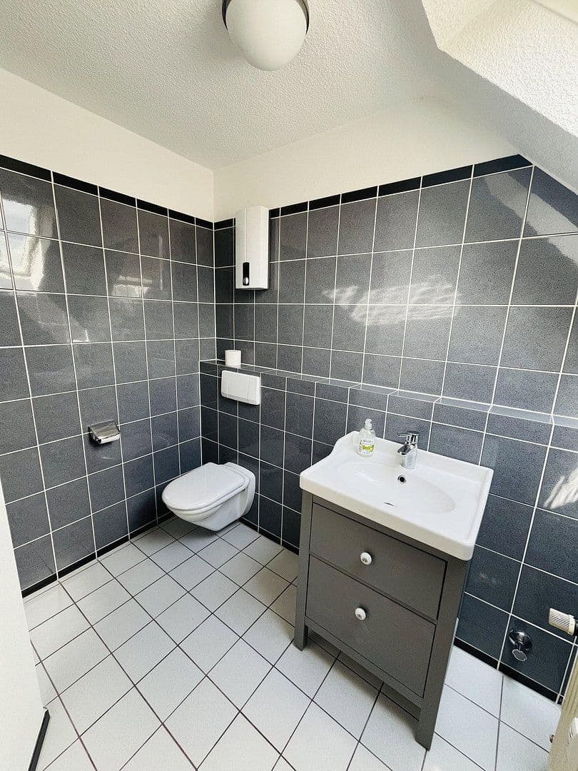 Prenájom bytu 3-izbový 165 m², Moselstraße 9, Duisburg, Severné Porýnie - Westfálsko Prenájom bytu 3-izbový 165 m², Moselstraße 9, Duisburg, Severné Porýnie - Westfálsko