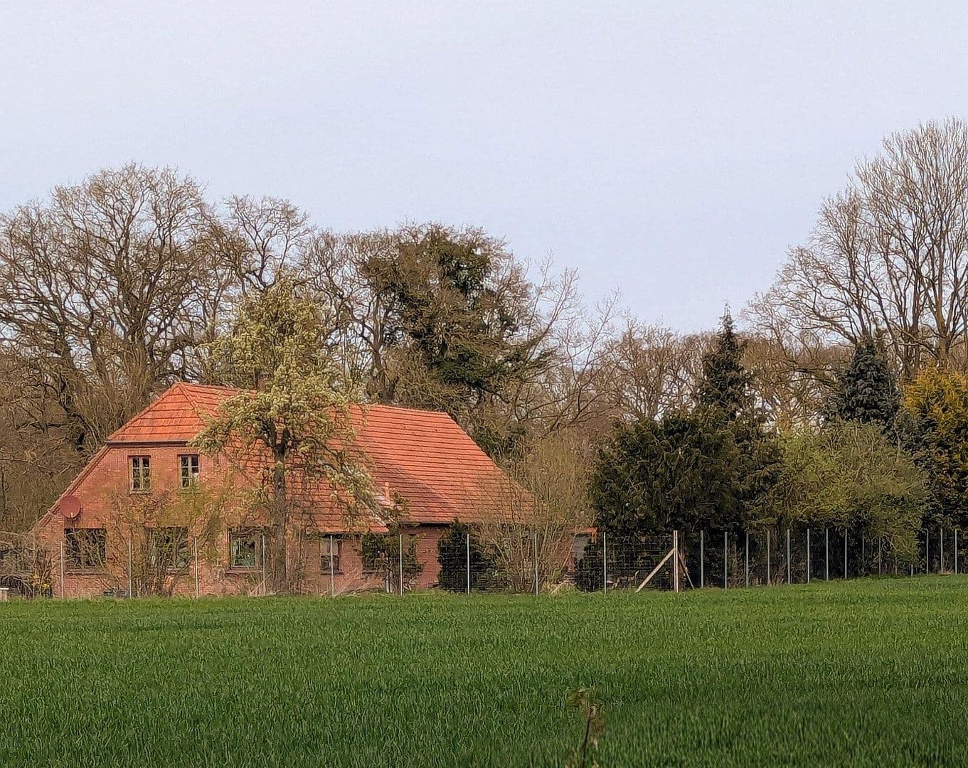 Predaj domu 230 m², pozemek 3.200 m², Hude (Oldenburg), Dolné Sasko Predaj domu 230 m², pozemek 3.200 m², Hude (Oldenburg), Dolné Sasko
