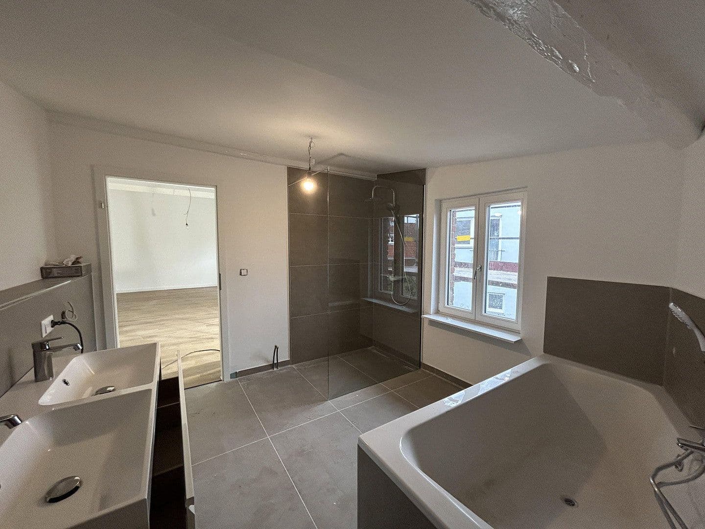 Prenájom bytu 3-izbový 130 m², Schlutuper Kirchstraße 3, LÜBECK, Šlezvicko-Holštajnsko Prenájom bytu 3-izbový 130 m², Schlutuper Kirchstraße 3, LÜBECK, Šlezvicko-Holštajnsko