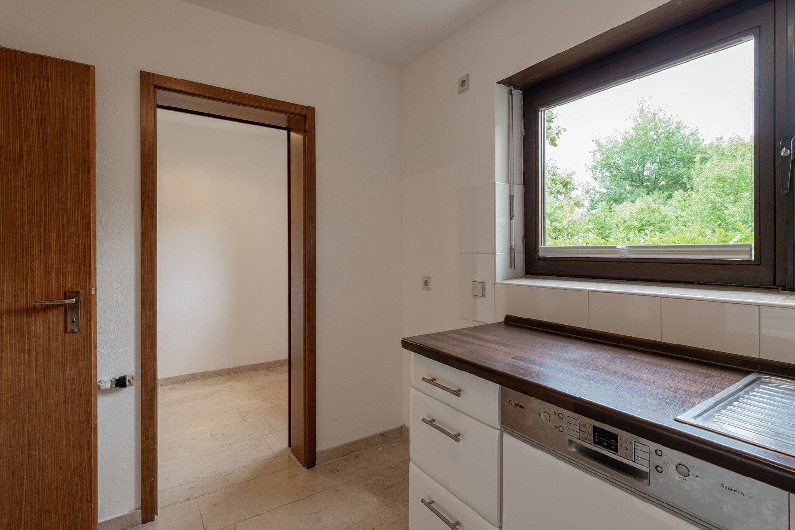 Prenájom bytu 4-izbový 132 m², Stuttgart, Bádensko-Wurttembersko Prenájom bytu 4-izbový 132 m², Stuttgart, Bádensko-Wurttembersko