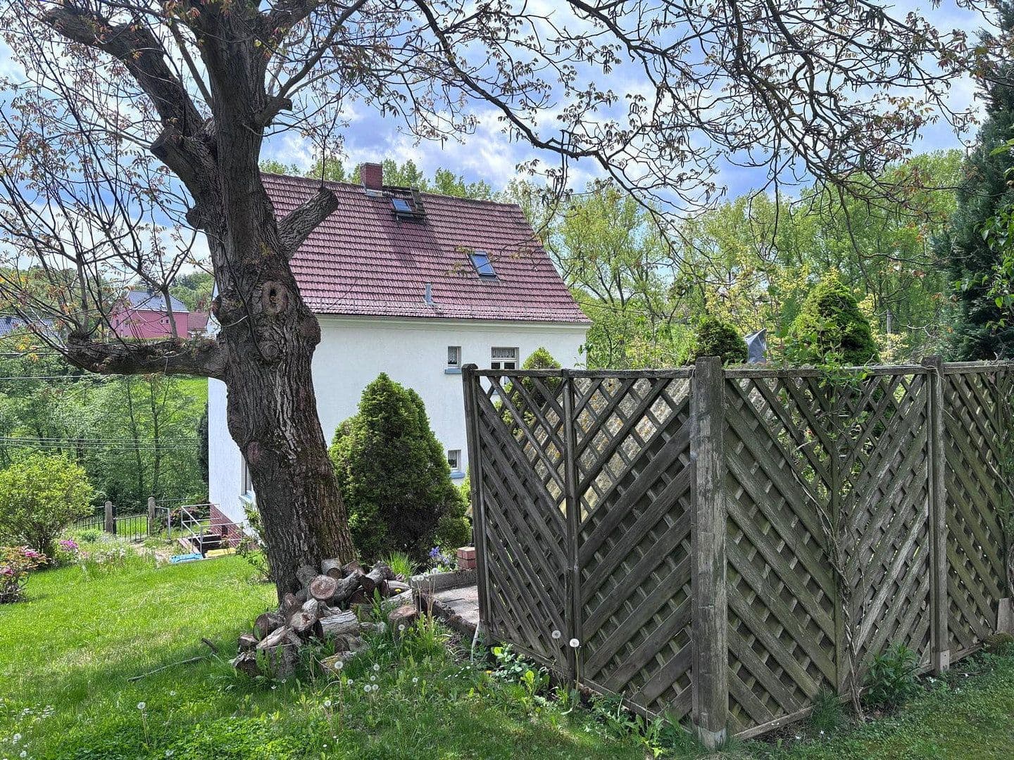 Predaj domu 100 m², pozemek 1.400 m², Braunsdorfer Straße 28, Freital, Sasko Predaj domu 100 m², pozemek 1.400 m², Braunsdorfer Straße 28, Freital, Sasko