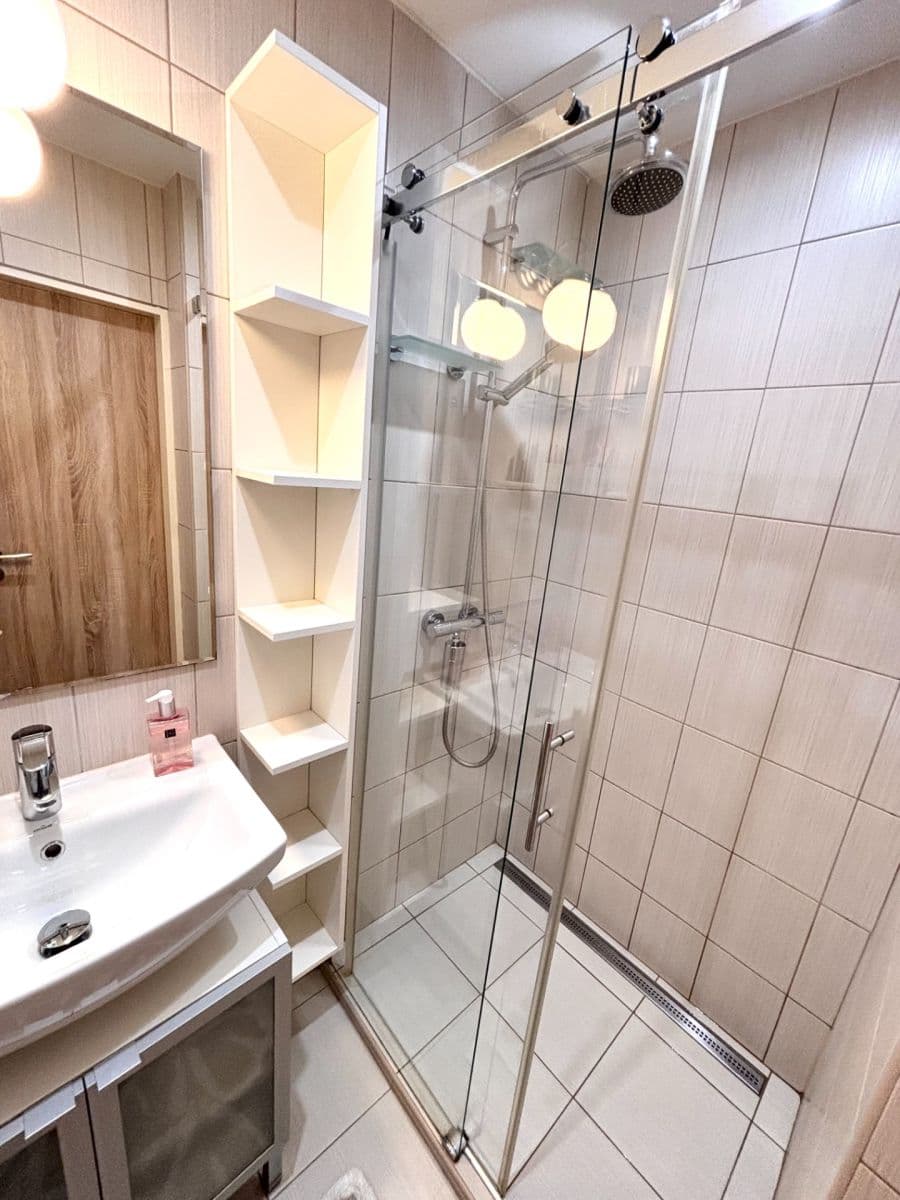 Prenájom bytu 2-izbový 62 m², Dělnická, Praha, Praha Prenájom bytu 2-izbový 62 m², Dělnická, Praha, Praha