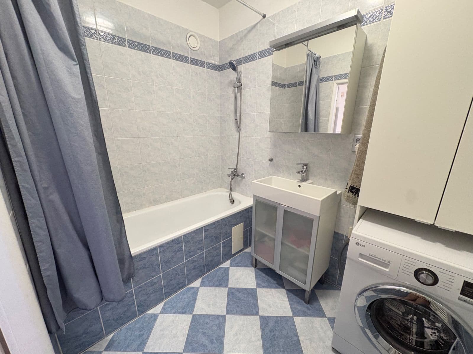 Prenájom bytu 2-izbový 65 m², Javorová, Vestec, Středočeský kraj Prenájom bytu 2-izbový 65 m², Javorová, Vestec, Středočeský kraj