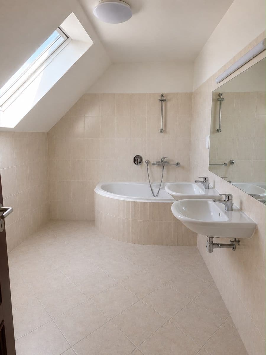 Prenájom bytu 3-izbový 95 m², Kutnohorská, Praha, Praha Prenájom bytu 3-izbový 95 m², Kutnohorská, Praha, Praha