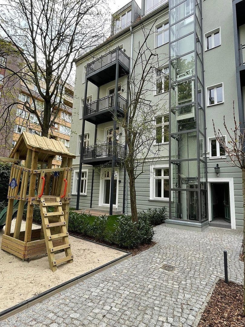 Prenájom bytu 3-izbový 86 m², Schloßstr. 69, Berlin, Berlín Prenájom bytu 3-izbový 86 m², Schloßstr. 69, Berlin, Berlín