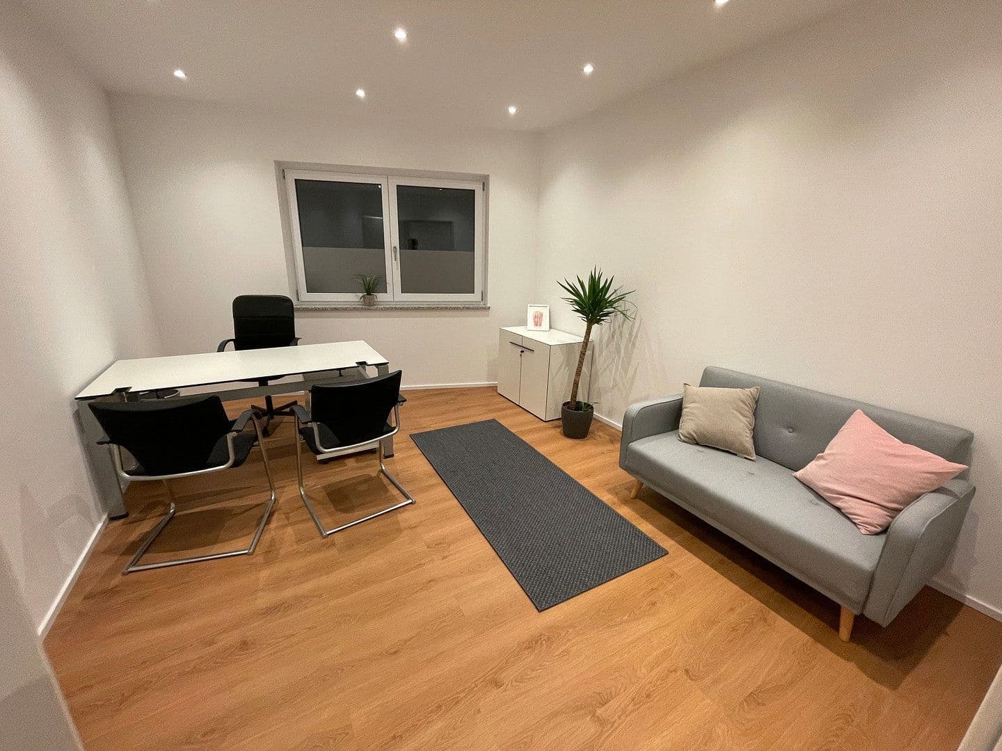 Prenájom kancelárie 35 m², Hermann-Oberth-Straße 23, Putzbrunn, Bavorsko Prenájom kancelárie 35 m², Hermann-Oberth-Straße 23, Putzbrunn, Bavorsko