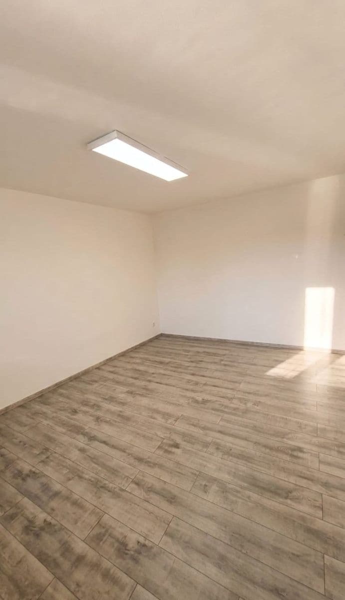Prenájom bytu 2-izbový 56 m², náměstí 17. listopadu, Přelouč, Pardubický kraj Prenájom bytu 2-izbový 56 m², náměstí 17. listopadu, Přelouč, Pardubický kraj