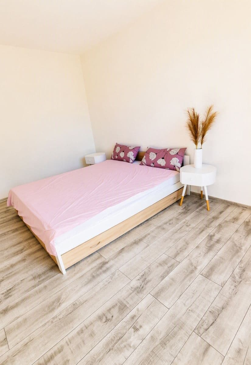 Prenájom bytu 2-izbový 56 m², náměstí 17. listopadu, Přelouč, Pardubický kraj Prenájom bytu 2-izbový 56 m², náměstí 17. listopadu, Přelouč, Pardubický kraj