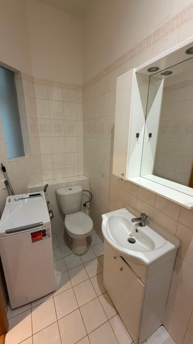 Prenájom bytu 1-izbový 41 m², Záhřebská, Praha, Praha Prenájom bytu 1-izbový 41 m², Záhřebská, Praha, Praha