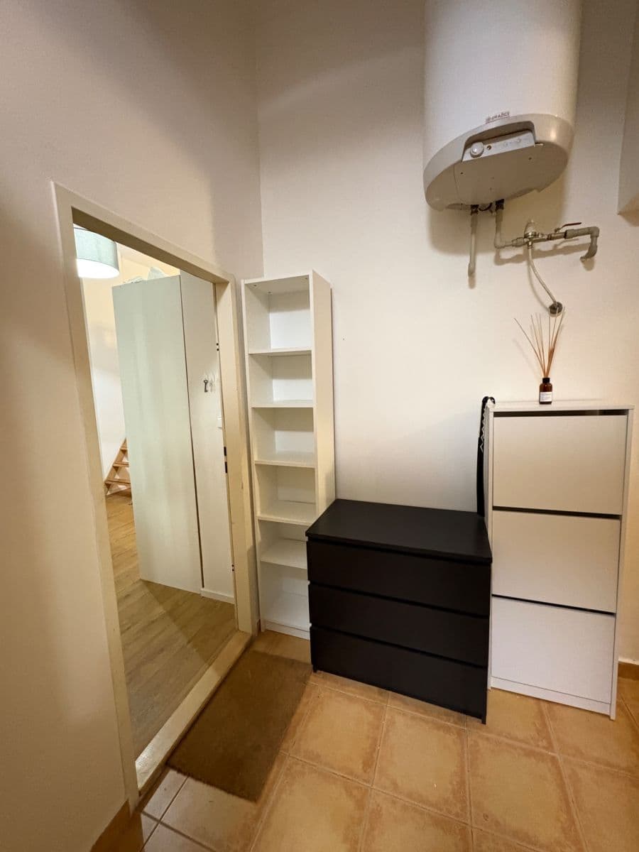 Prenájom bytu 1-izbový 28 m², Na Celné, Praha, Praha Prenájom bytu 1-izbový 28 m², Na Celné, Praha, Praha