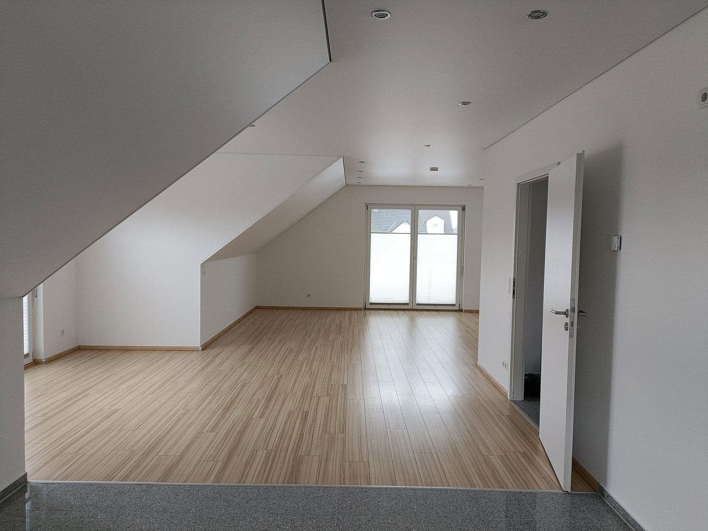 Prenájom bytu 3-izbový 90 m², Reilingen, Bádensko-Wurttembersko Prenájom bytu 3-izbový 90 m², Reilingen, Bádensko-Wurttembersko