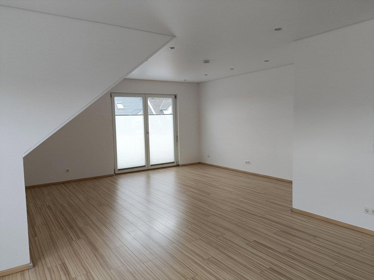 Prenájom bytu 3-izbový 90 m², Reilingen, Bádensko-Wurttembersko Prenájom bytu 3-izbový 90 m², Reilingen, Bádensko-Wurttembersko