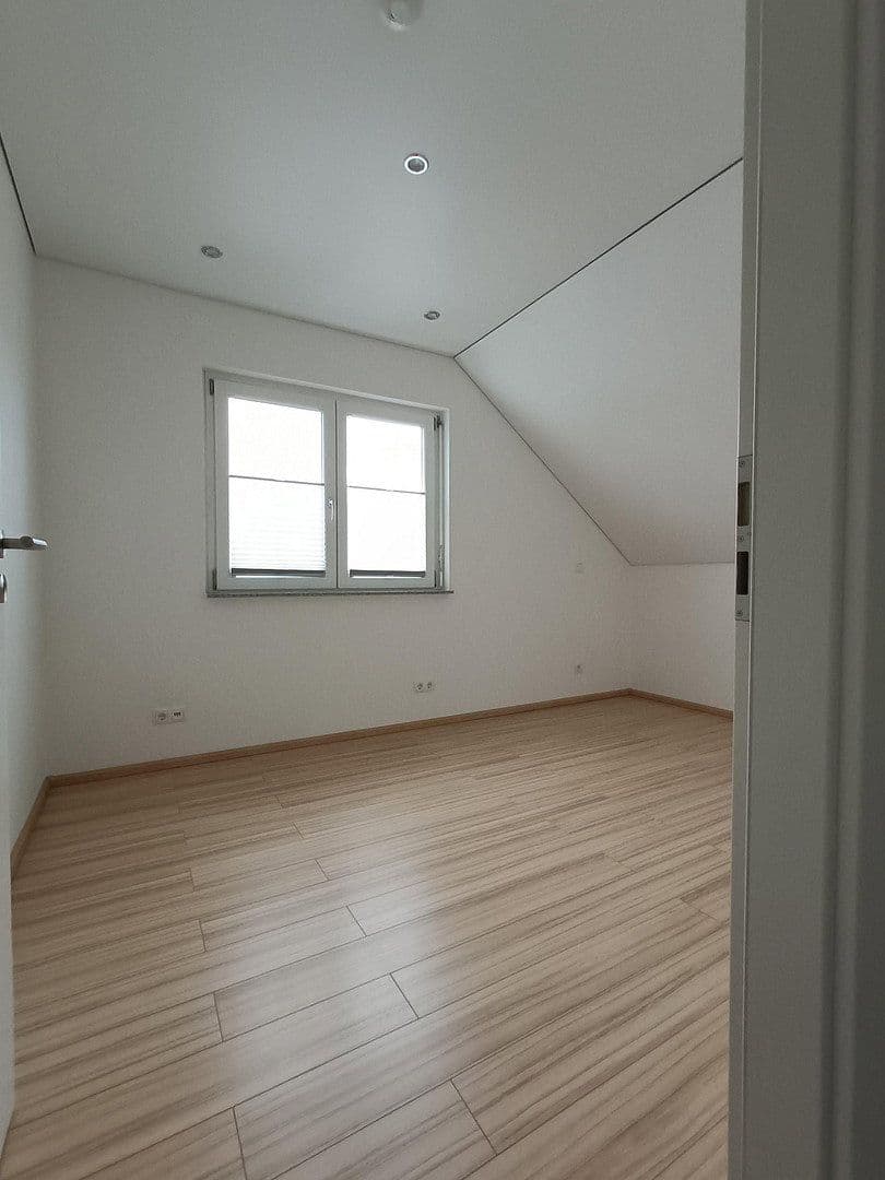 Prenájom bytu 3-izbový 90 m², Reilingen, Bádensko-Wurttembersko Prenájom bytu 3-izbový 90 m², Reilingen, Bádensko-Wurttembersko