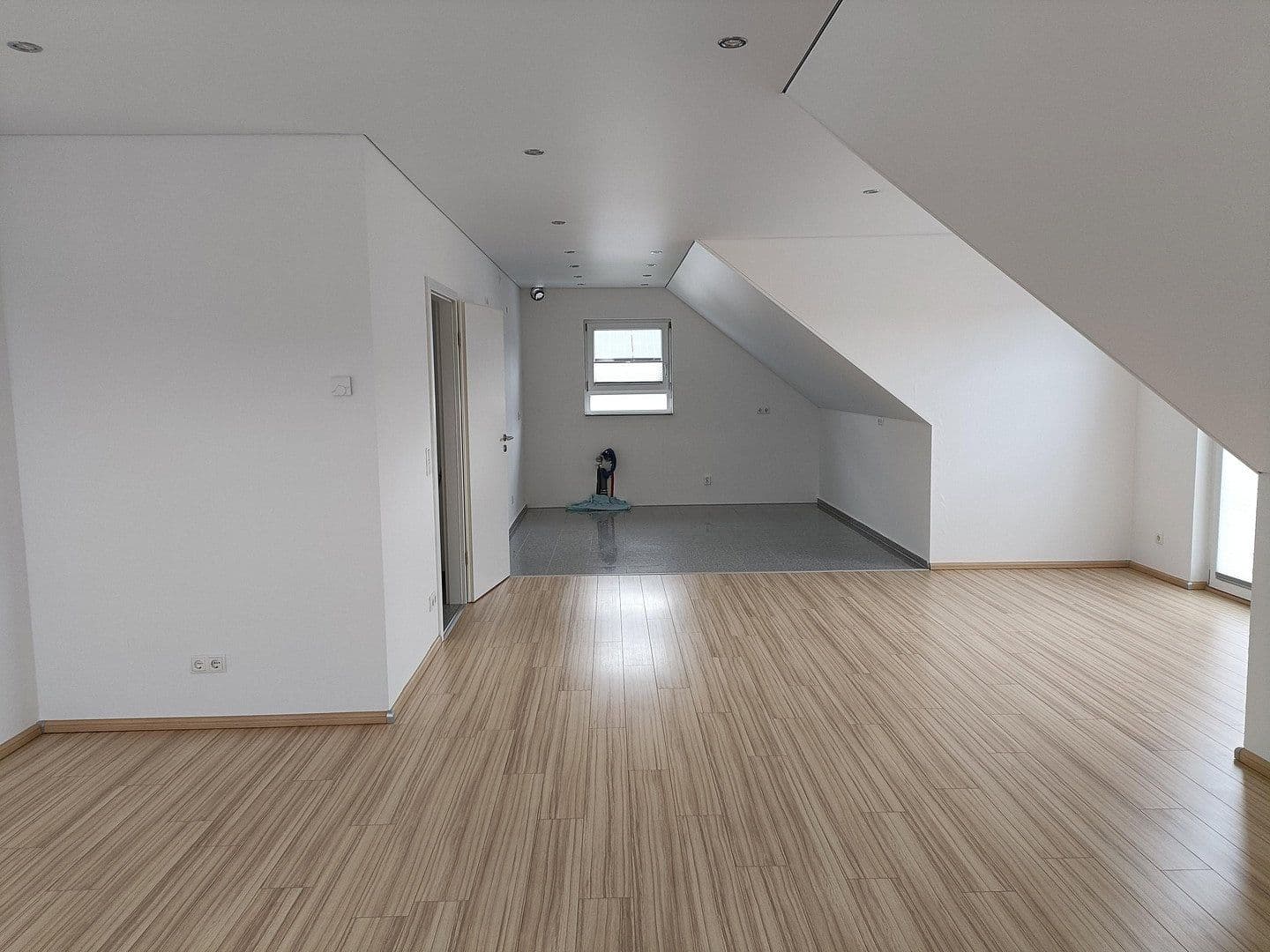 Prenájom bytu 3-izbový 90 m², Reilingen, Bádensko-Wurttembersko Prenájom bytu 3-izbový 90 m², Reilingen, Bádensko-Wurttembersko