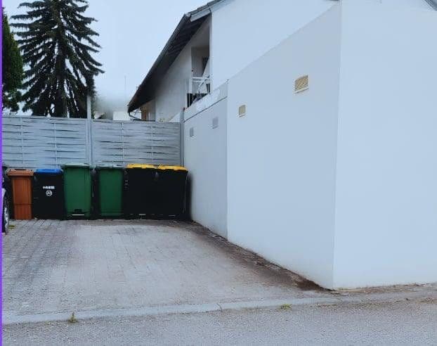 Predaj domu 154 m², pozemek 342 m², Kirchheim am Neckar, Bádensko-Wurttembersko Predaj domu 154 m², pozemek 342 m², Kirchheim am Neckar, Bádensko-Wurttembersko