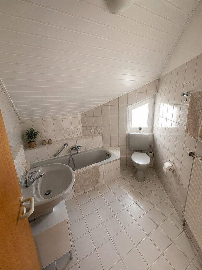 Prenájom bytu 5-izbový 125 m², Kelkheim (Taunus), Hesensko Prenájom bytu 5-izbový 125 m², Kelkheim (Taunus), Hesensko