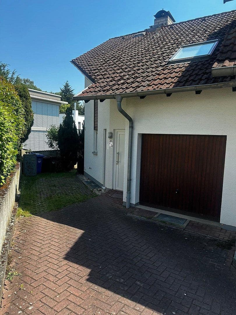Prenájom bytu 5-izbový 125 m², Kelkheim (Taunus), Hesensko Prenájom bytu 5-izbový 125 m², Kelkheim (Taunus), Hesensko
