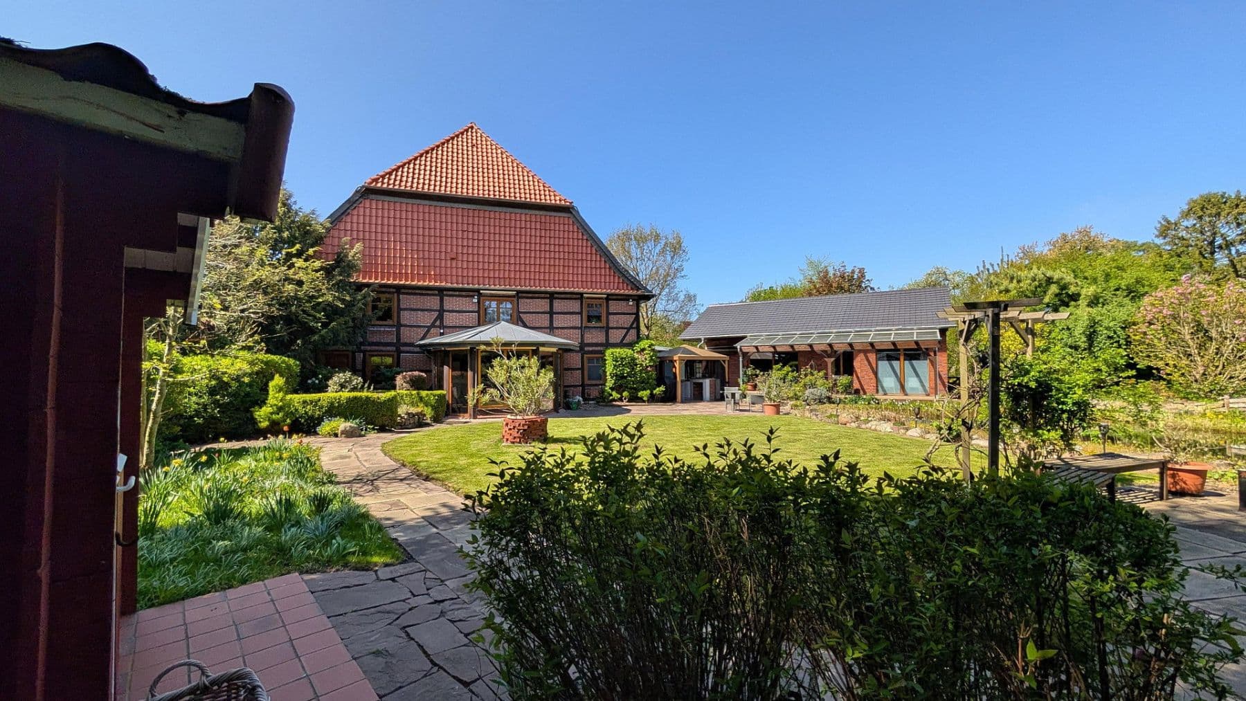 Predaj domu 694 m², pozemek 3.663 m², Hohenhameln, Dolné Sasko Predaj domu 694 m², pozemek 3.663 m², Hohenhameln, Dolné Sasko