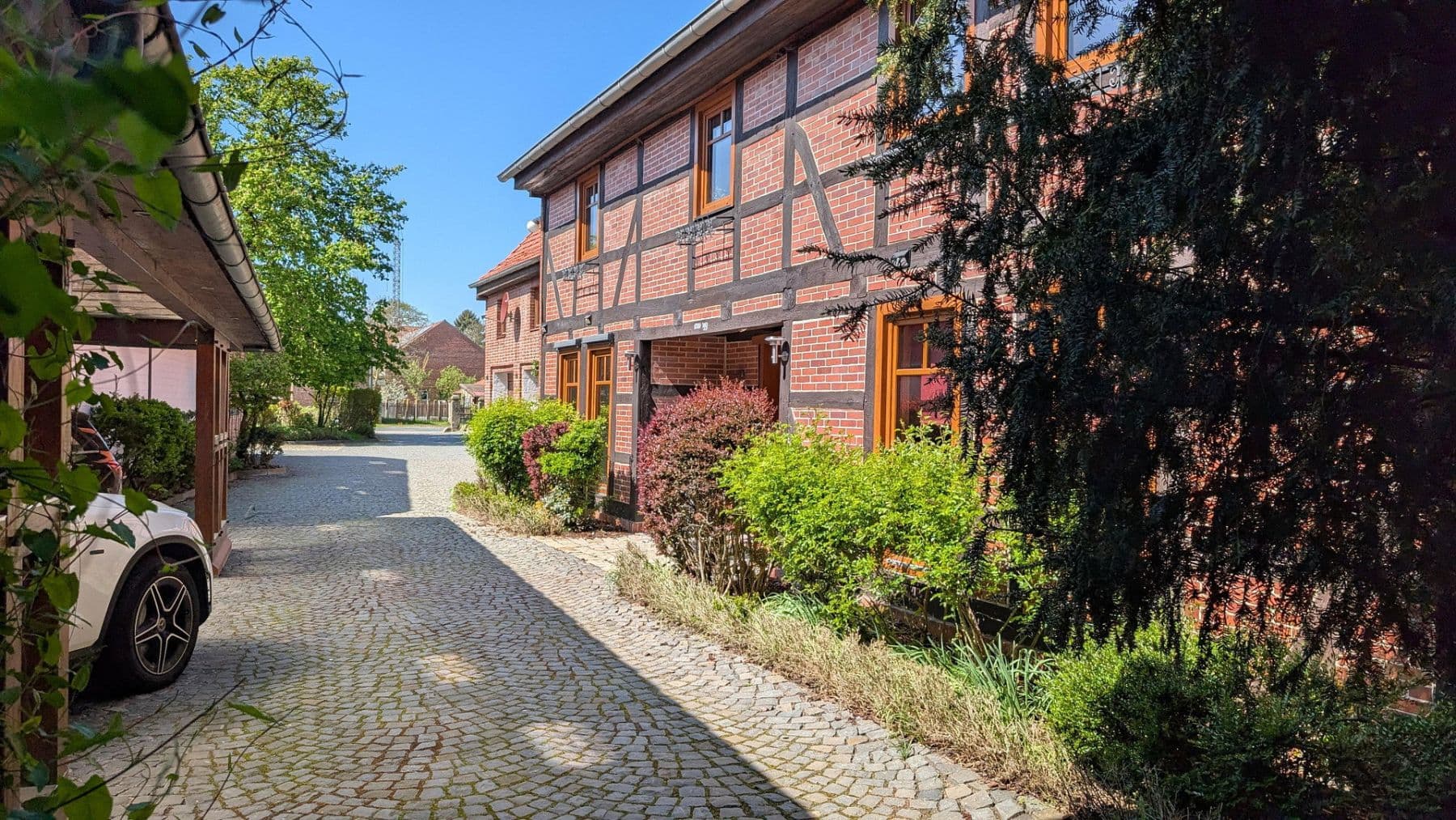 Predaj domu 694 m², pozemek 3.663 m², Hohenhameln, Dolné Sasko Predaj domu 694 m², pozemek 3.663 m², Hohenhameln, Dolné Sasko