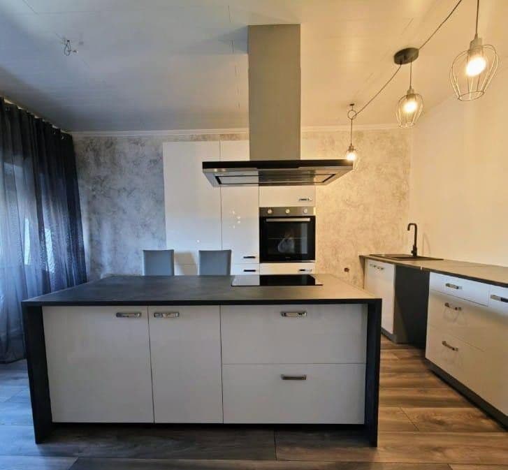 Predaj domu 404 m², pozemok 416 m², Tiefenbronn, Bádensko-Wurttembersko Predaj domu 404 m², pozemok 416 m², Tiefenbronn, Bádensko-Wurttembersko