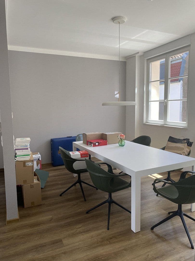 Prenájom bytu 4-izbový 100 m², Linnéstrasse 2, Pforzheim, Bádensko-Wurttembersko Prenájom bytu 4-izbový 100 m², Linnéstrasse 2, Pforzheim, Bádensko-Wurttembersko