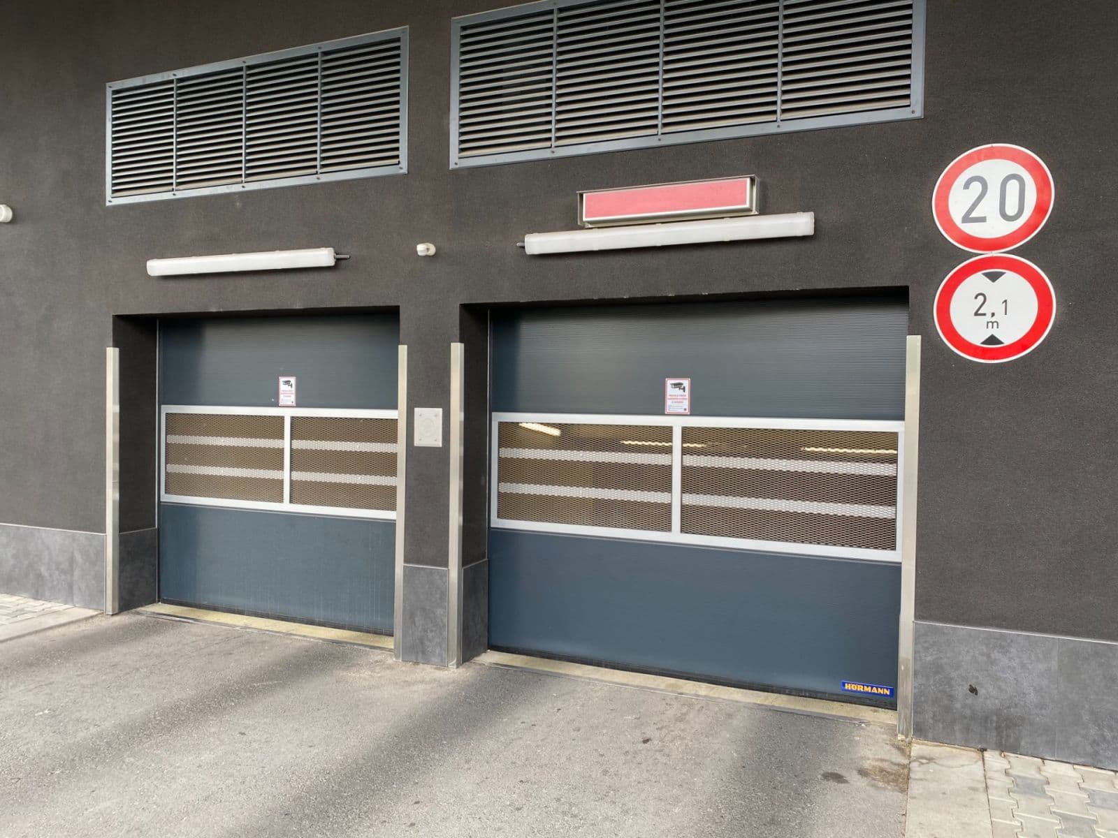 Prenájom garáže 13 m², Zvěřinova, Praha, Praha Prenájom garáže 13 m², Zvěřinova, Praha, Praha