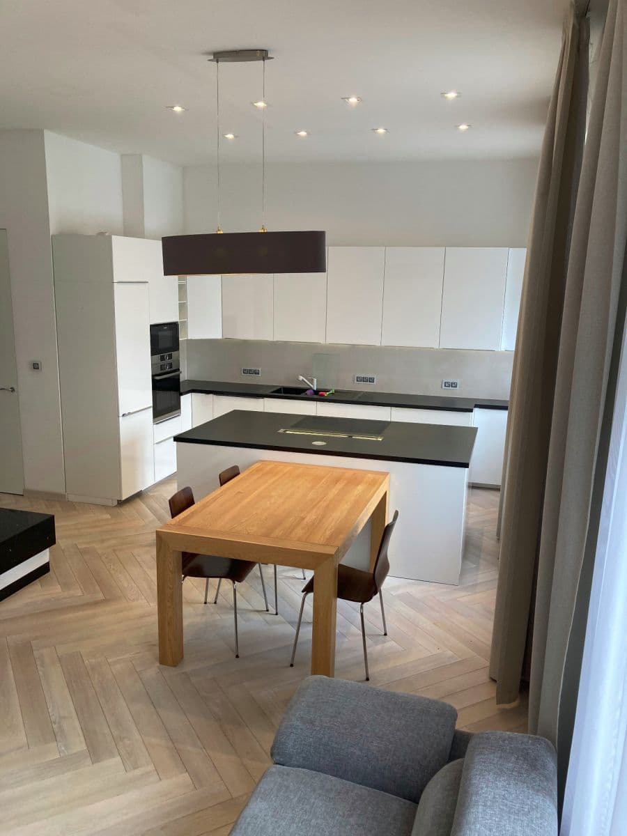 Prenájom bytu 3-izbový 90 m², Arbesovo náměstí, Praha, Praha Prenájom bytu 3-izbový 90 m², Arbesovo náměstí, Praha, Praha