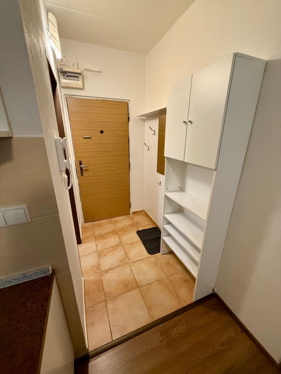 Prenájom bytu 1-izbový 38 m², Závodu míru, Karlovy Vary, Karlovarský kraj Prenájom bytu 1-izbový 38 m², Závodu míru, Karlovy Vary, Karlovarský kraj