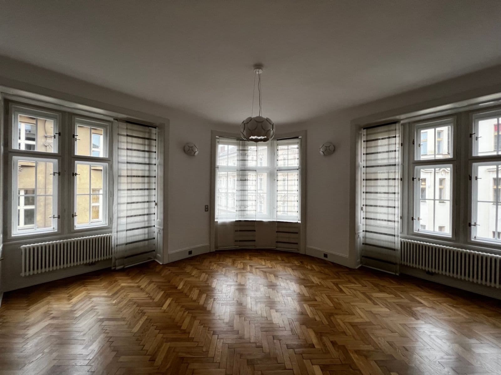 Prenájom bytu 4-izbový 142 m², Bílkova, Praha, Praha Prenájom bytu 4-izbový 142 m², Bílkova, Praha, Praha