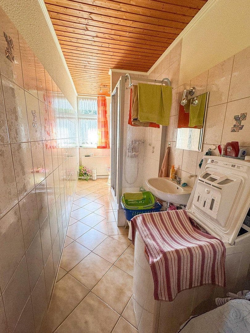 Prenájom bytu 6-izbový 115 m², Schwarzenberger Str. 75, Aue-Bad Schlema, Sasko Prenájom bytu 6-izbový 115 m², Schwarzenberger Str. 75, Aue-Bad Schlema, Sasko