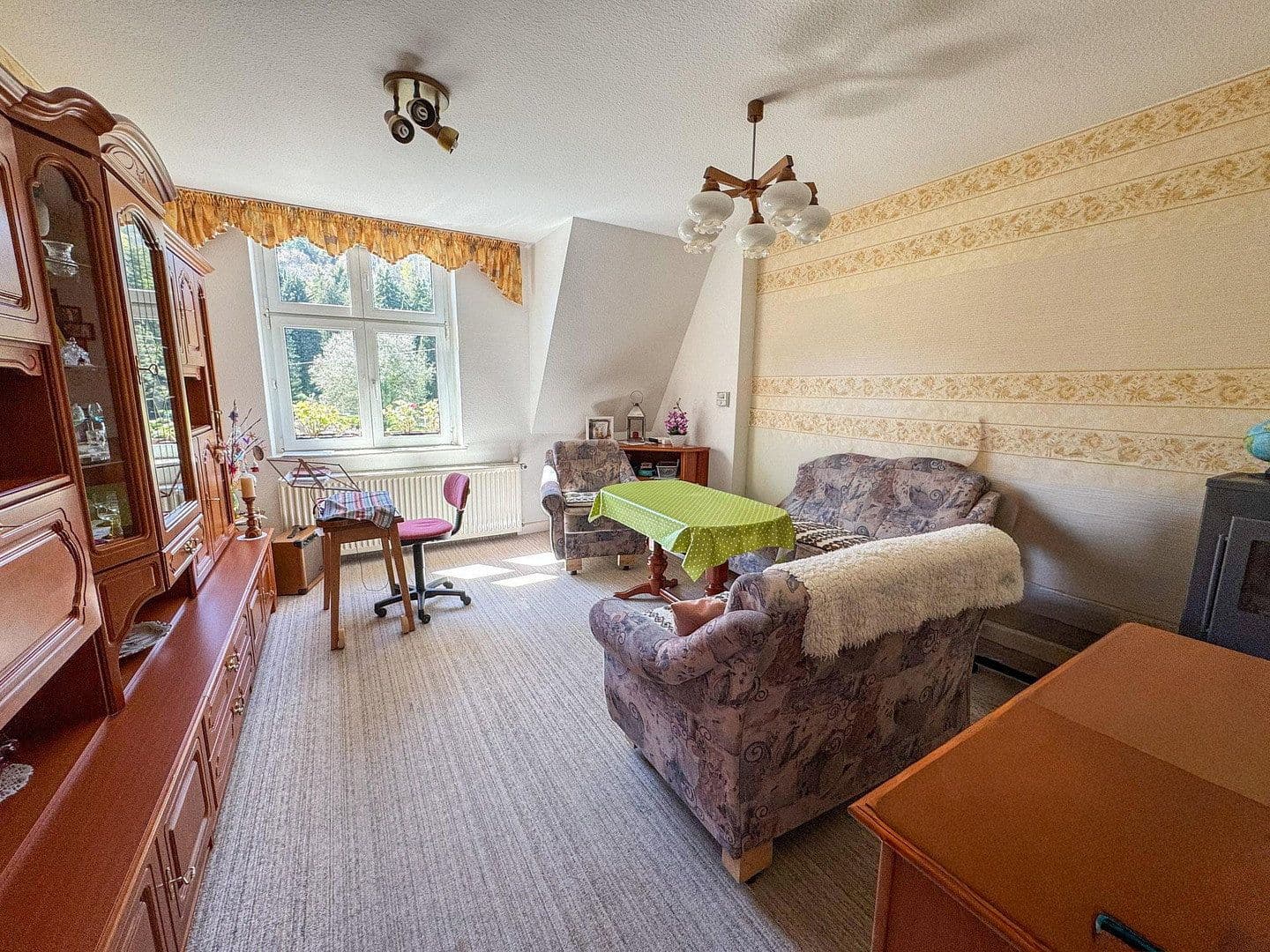 Prenájom bytu 6-izbový 115 m², Schwarzenberger Str. 75, Aue-Bad Schlema, Sasko Prenájom bytu 6-izbový 115 m², Schwarzenberger Str. 75, Aue-Bad Schlema, Sasko